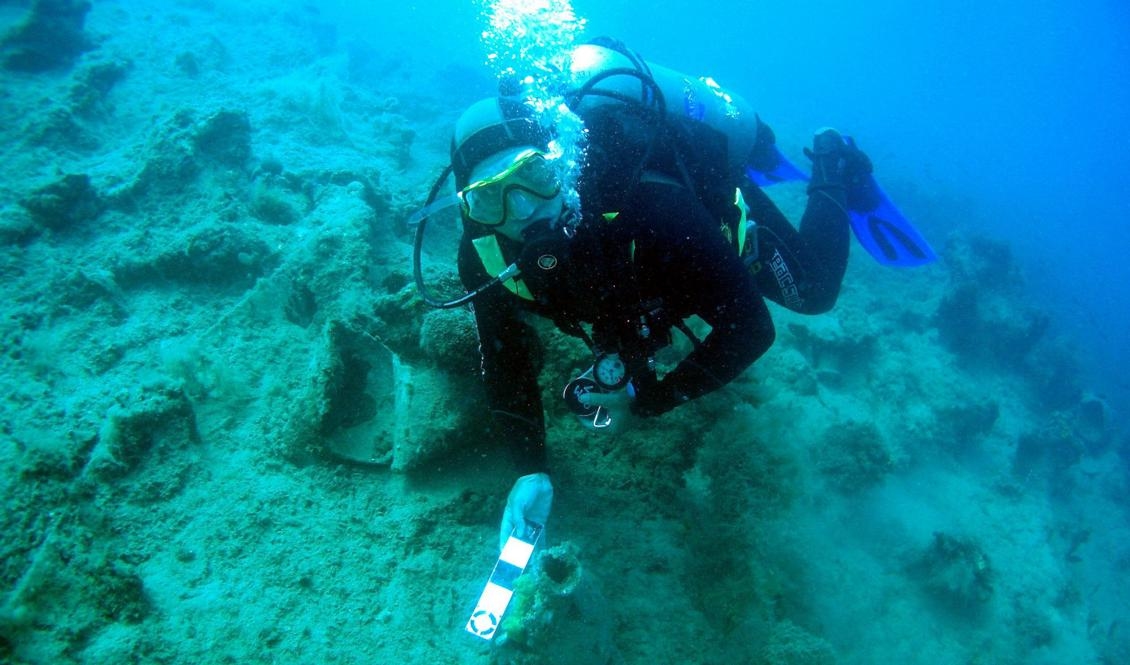 En dykare undersöker en amfora 2007 i arbetet att kartlägga havsbottnen utanför Albaniens kust. Foto: RPM Nautical Foundation/AP/TT-arkivbild