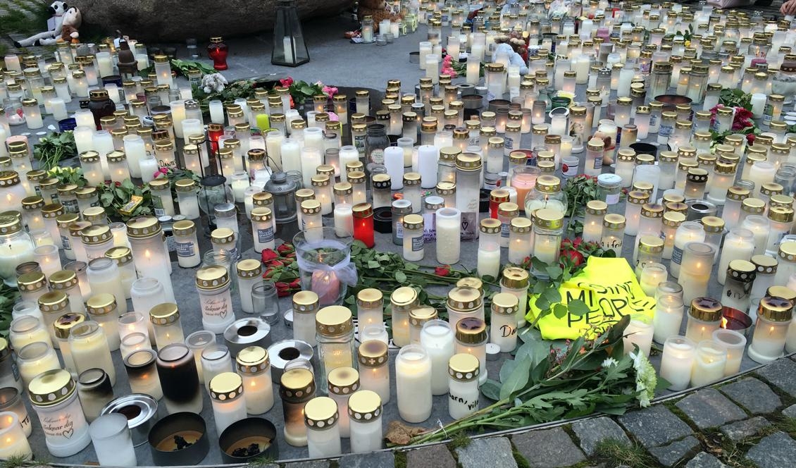 Tända ljus på Stortorget i Falkenberg i en manifestation under helgen för den omkomne pojken. Foto: Jonas Dagson/TT