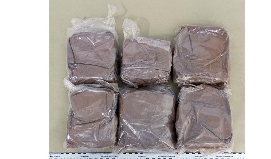 Tullen beslagtog sammanlagt 150 påsar innehållande rött pulver. Nu åtalas tre män för smugglingen. Foto: Tullverket/TT