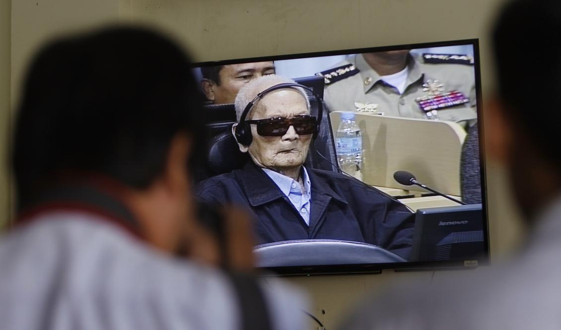 
Nuon Chea, 92, döms till livstids fängelse för folkmord, precis som landets tidigare president Khieu Samphan, 87. Här på en skärm i domstolens pressrum. Foto: Heng Sinith/AP/TT                                            