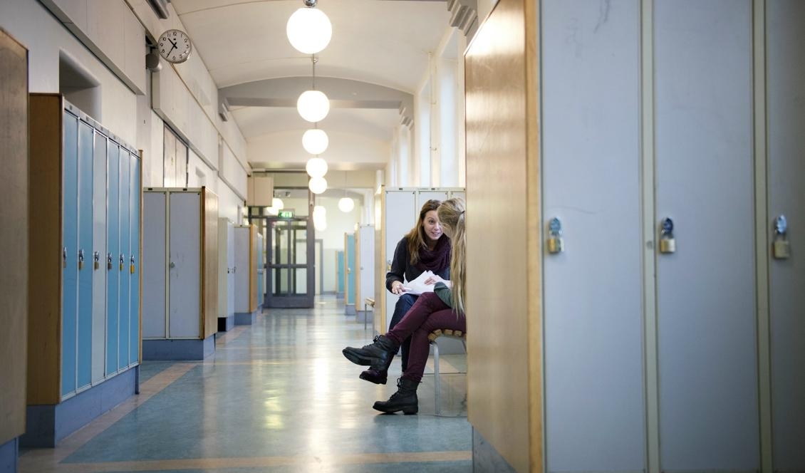 
Att upprätthålla ordning i klassrummet, exempelvis genom att skicka ut en stökig elev, är en del av lärarens myndighetsutövning. Foto: Jessica Gow/TT                                            