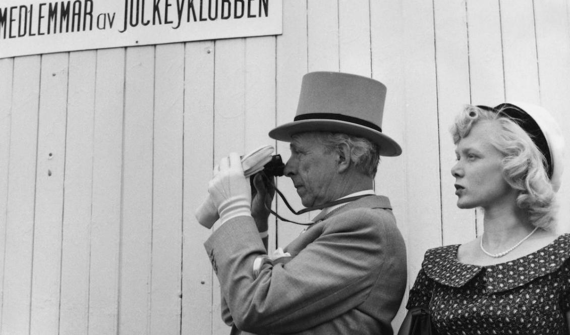 

Festklädda besökare för galoppderbyt på Jägersro, Malmö. Foto: Erik Liljeroth, Nordiska museet                                                                                                