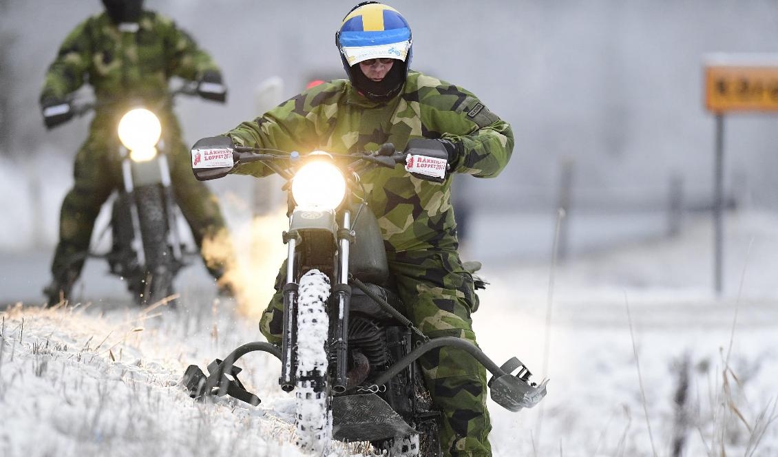Under tisdagen hjälpte bland annat motorcykelförare till i sökandet efter den försvunna kvinnan. Foto: Mikael Fritzon/TT