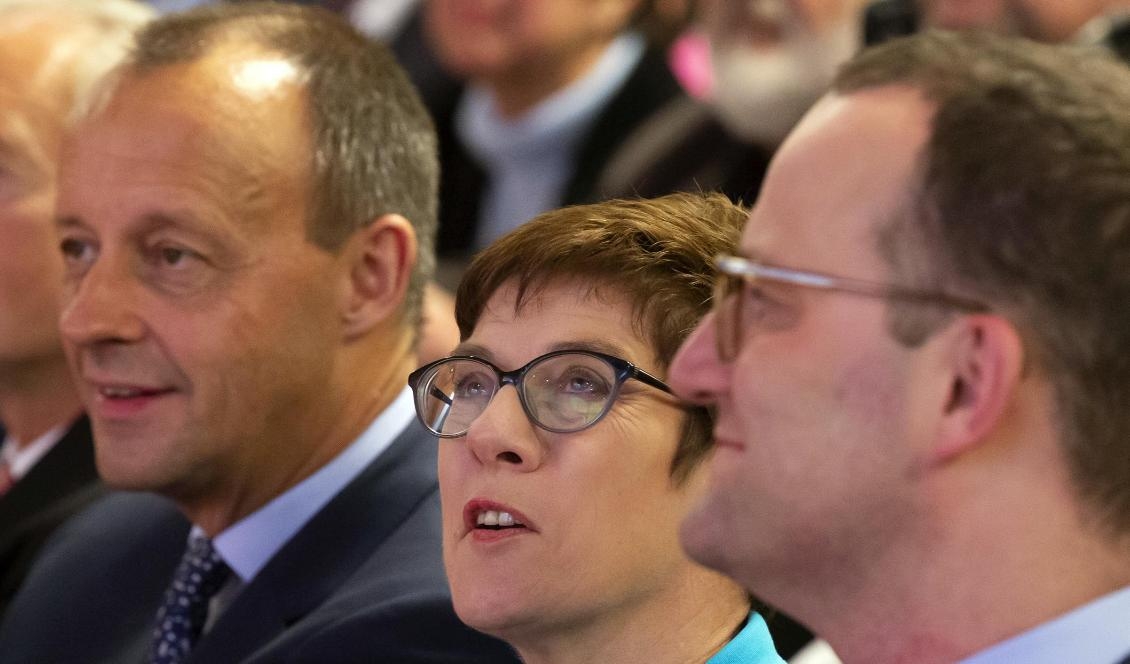 Toppkandidaterna till partiledarposten i CDU: Friedrich Merz till vänster och Annegret Kramp-Karrenbauer i mitten. Till höger syns också uppstickaren Jens Spahn. Foto: Jens Meyer/AP/TT