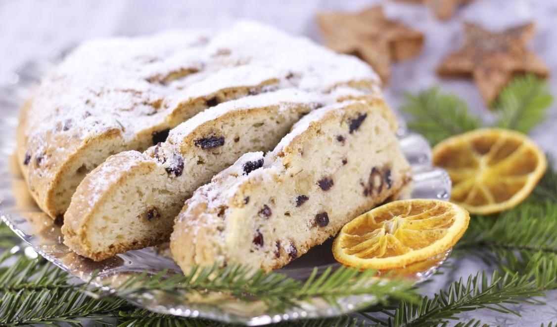 

Den traditionella tyska julkakan Stollen är fylld med frukt och ofta även mandelmassa. Formen ska föreställa det inlindade Jesusbarnet.                                                                                                