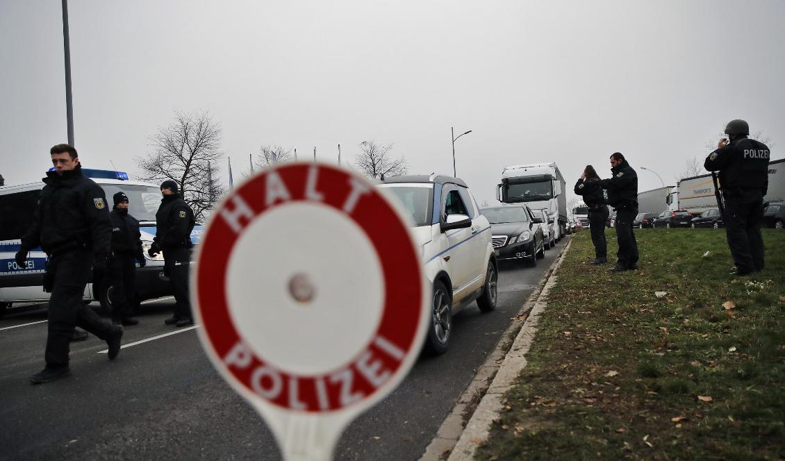 
Poliskontroller vid fransk-tyska gränsen efter dådet i Strasbourg. Foto: Christophe Ena/AP/TT                                                