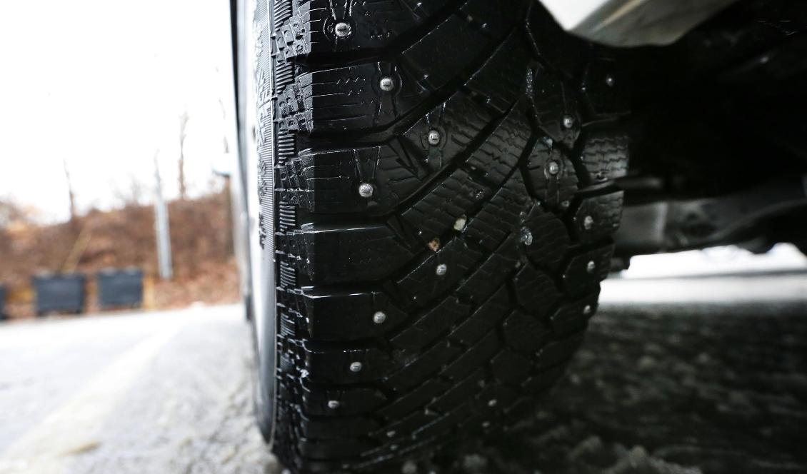 I dag börjar vinterdäckskravet att gälla igen. Fram till den 31 mars måste du ha vinterdäck på bilen om det råder vinterväglag. Foto: Erik Johansen/NTB Scanpix-arkivbild