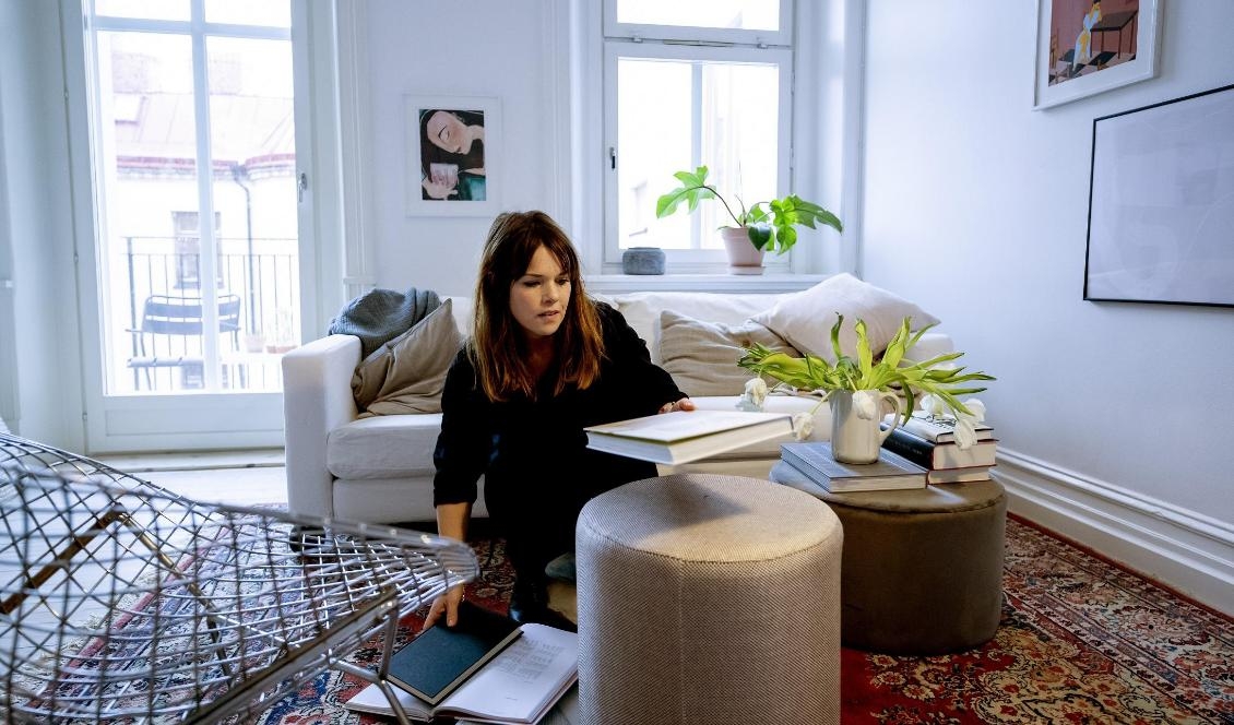 Emma Fischer har stylat en etta i Göteborg inför försäljning. Foto: Adam Ihse/TT