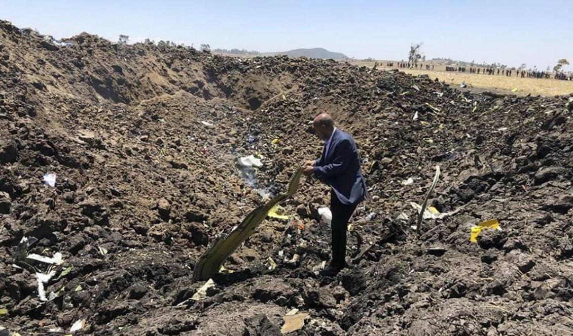 Flygbolagets vd Tewolde Gebremariam på olycksplatsen. Foto: AP/TT