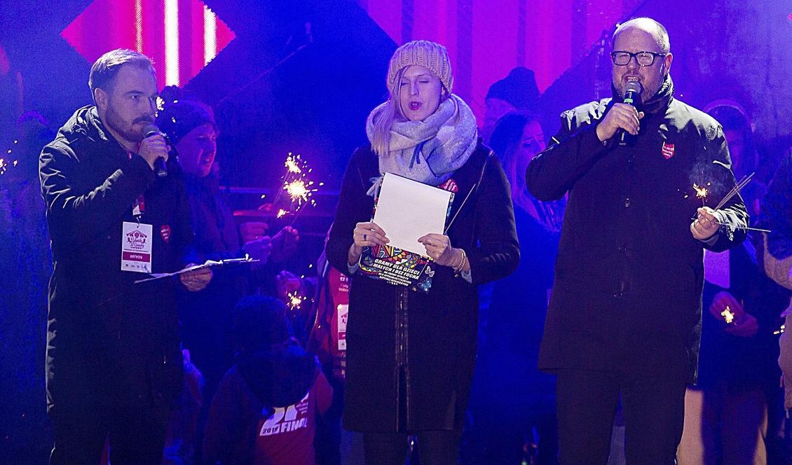 Gdansk borgmästare Pawel Adamowicz (till höger) strax innan han attackerades på söndagen. Foto: Anna Rezulak/AP/TT