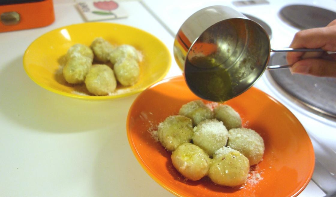 Festligt att bjuda på hemgjorda gnocchi med parmesan och skirat smör. Foton: Eva Sagerfors