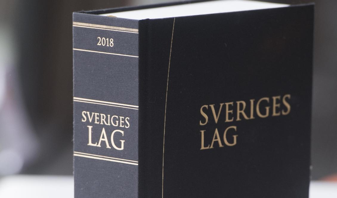 Två män från Västsverige drog ett spännband runt halsen på en hund och kvävde den till döds. Nu åtalas de för djurplågeri. Foto: Fredrik Sandberg/TT-arkivbild