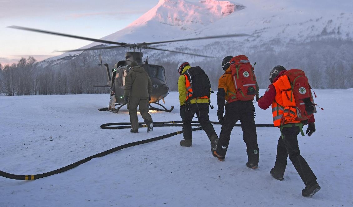 Över 20 personer jobbar med att hitta de omkomna i Tamokdalen. Foto: Rune Stoltz Bertinussen/NTB/TT