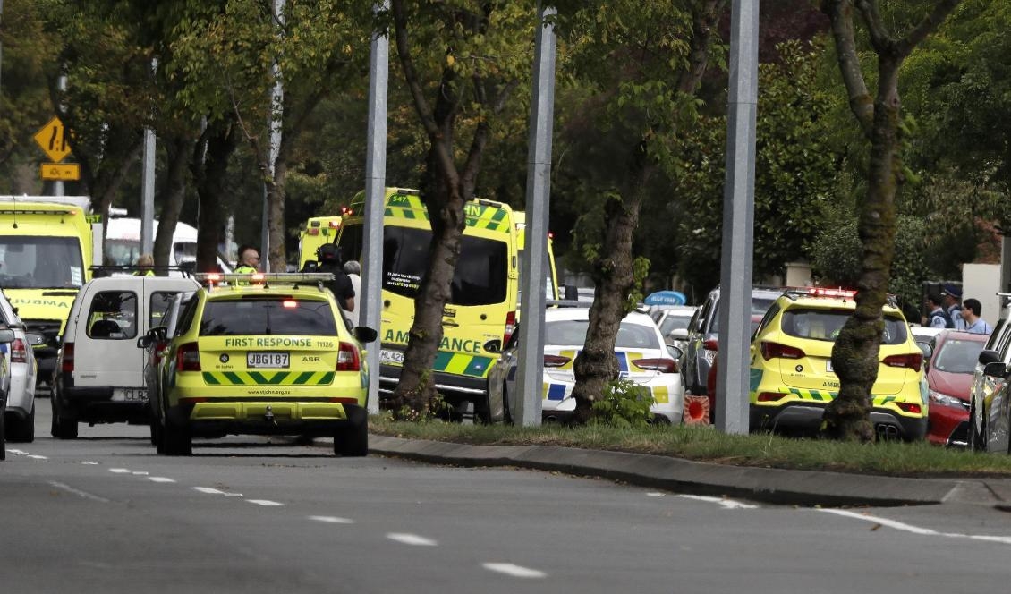 Poliser och ambulanser vid en av moskéerna. Foto: Mark Baker/AP/TT