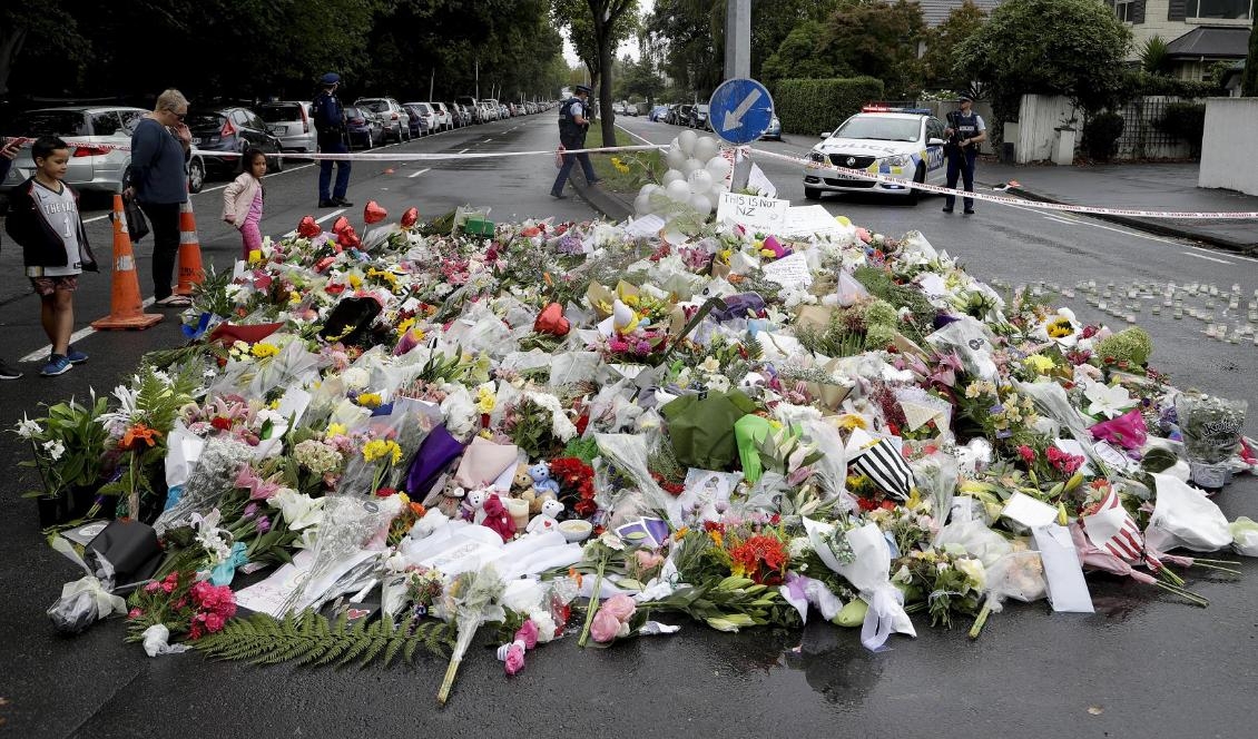 Blommor i närheten av al Noor-moskén i Christchurch, Nya Zeeland. Foto: Mark Baker/TT