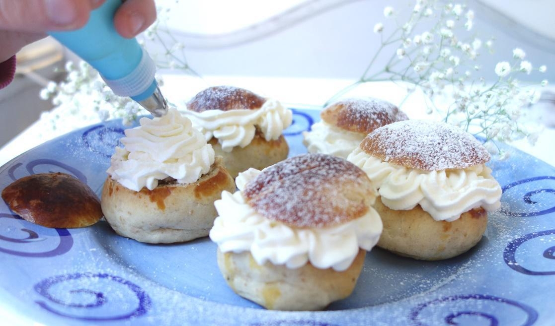 



Hemgjorda semlor är roligt att göra och man kan själv välja hur man vill ha dem. Foto: Eva Sagerfors                                                                                                                                                                                                