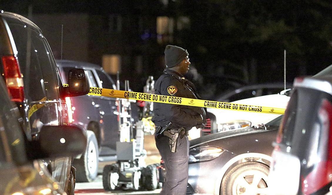 Aurorapolisen genomsöker en lägenhet i staden där den misstänkte skytten tros ha bott. Foto: Patrick Kunzer/Daily Herald via AP/TT