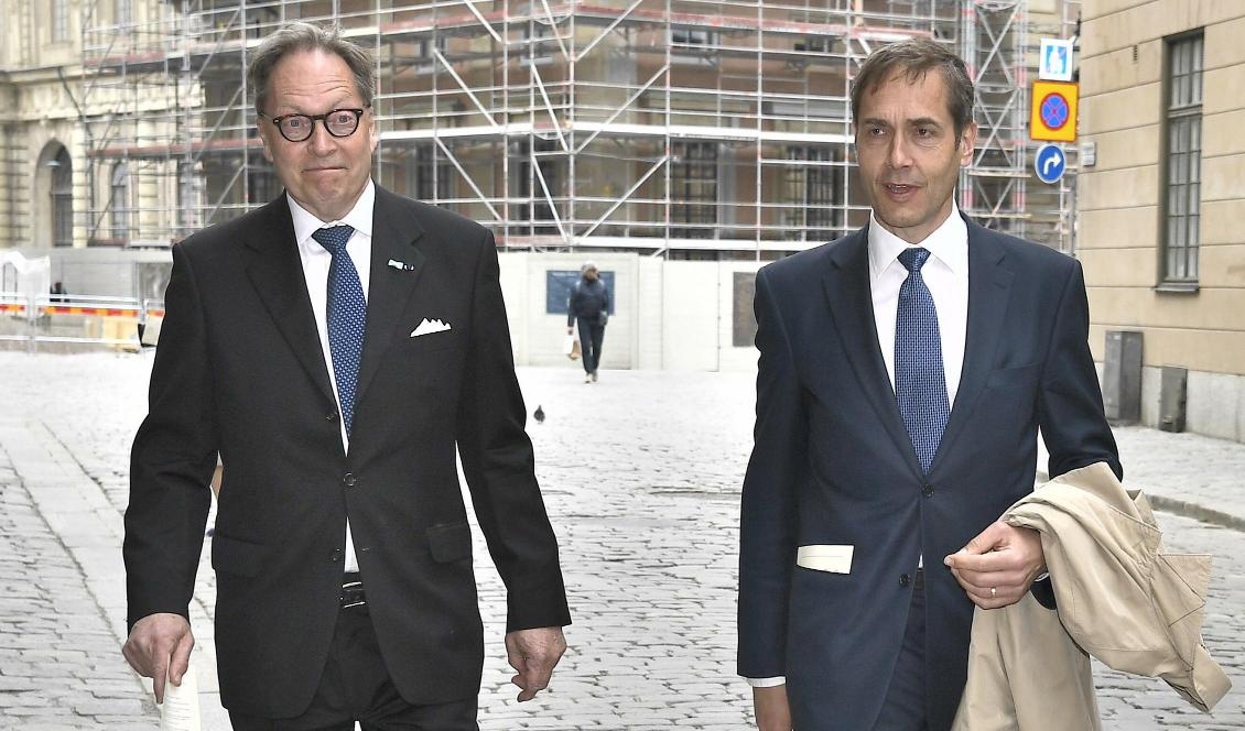 Horace Engdahl och Mats Malm anlände tillsammans till Svenska Akademiens möte under torsdagen, då Malm valdes till ny ständig sekreterare. Foto: Claudio Bresciani/TT