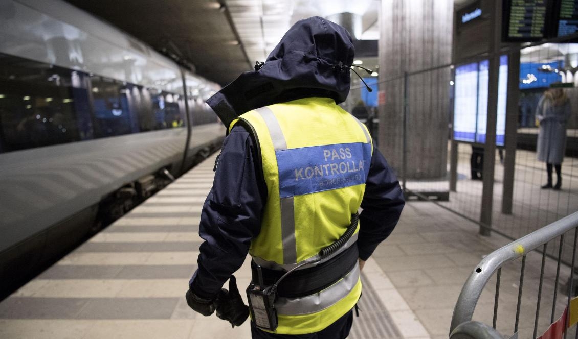 


En passkontrollant på väg ombord för att kontrollera ett Öresundståg på station Hyllie utanför Malmö i januari 2018. Foto: Johan Nilsson/TT                                                                                                                                                