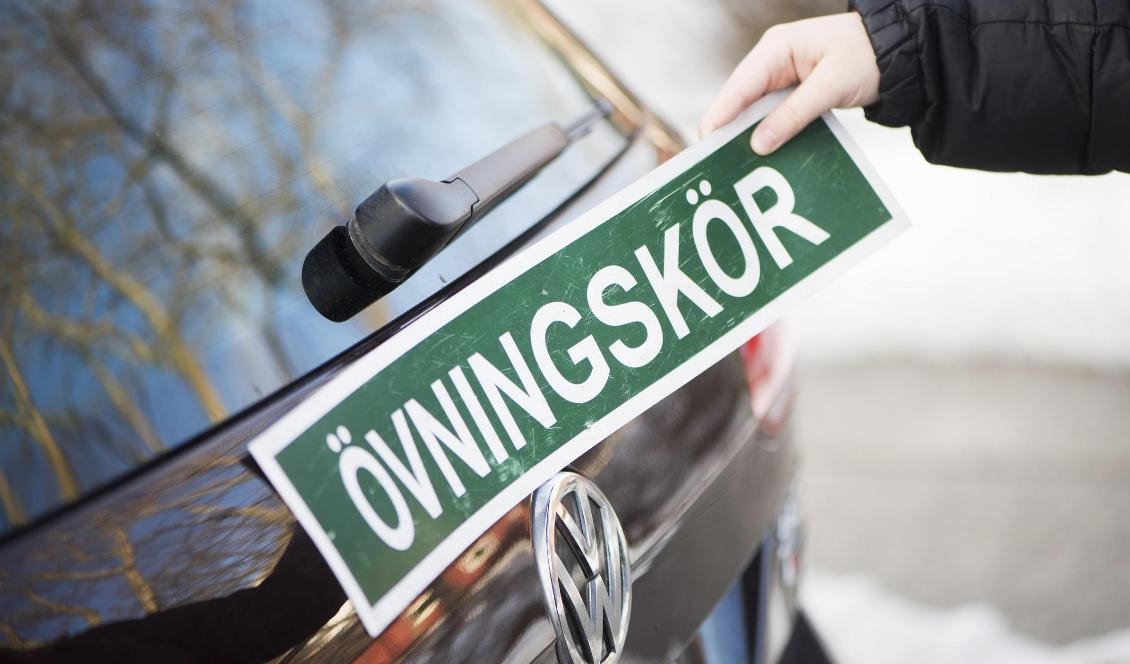 
Övningsköra privat riskerar bli dyrare med fler obligatoriska moment. Foto: Fredrik Sandberg/TT-arkivbild                                                