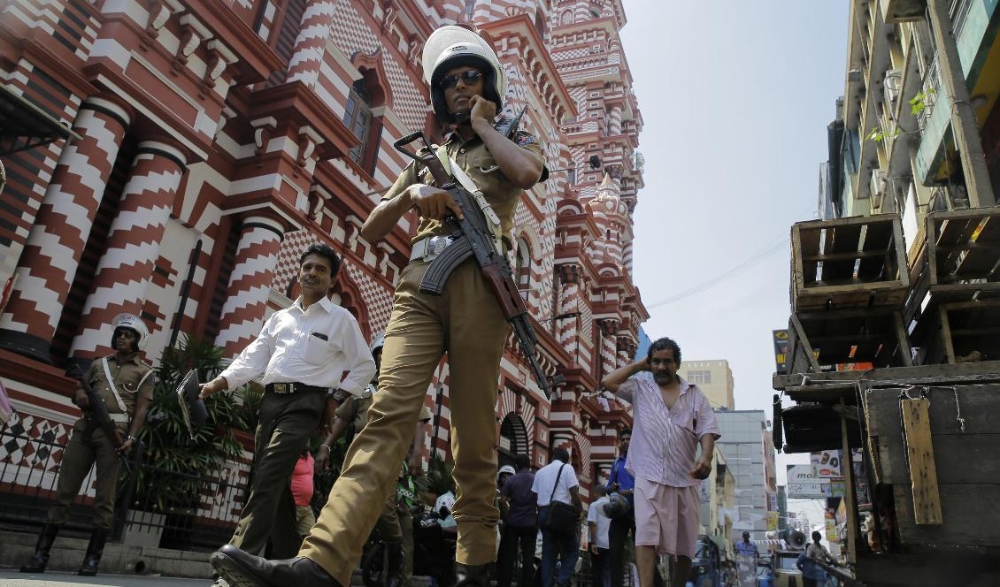 Lankesisk polis utanför en moské i Colombo. Foto: Eranga Jayawardena/AP/TT