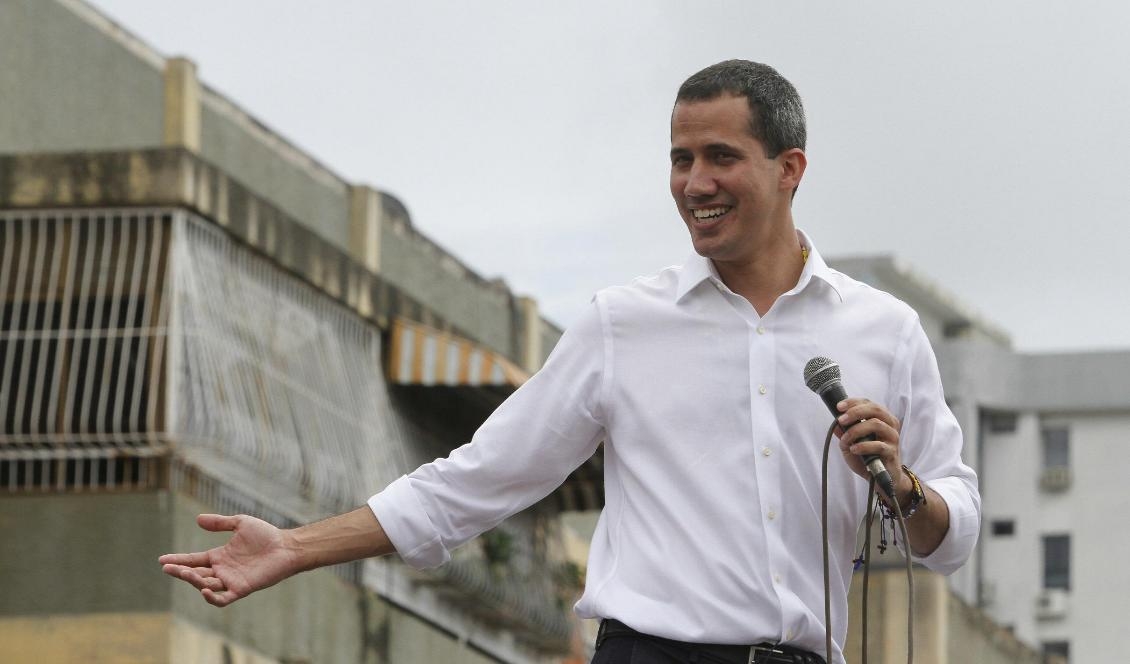 Venezuelas oppositionsledare Juan Guaidó talar till anhängare i Barquisimeto, Venezuela, i söndags. Foto: Leonardo Fernandez/AP/TT