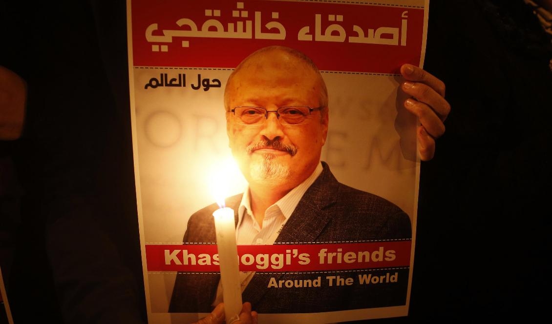 En bild på den mördade saudiske journalisten Jamal Khashoggi hålls upp under en minnesstund för honom utanför det saudiska konsulatet i Istanbul i oktober i fjol. Foto: Lefteris Pitarakis/AP/TT-arkivblid