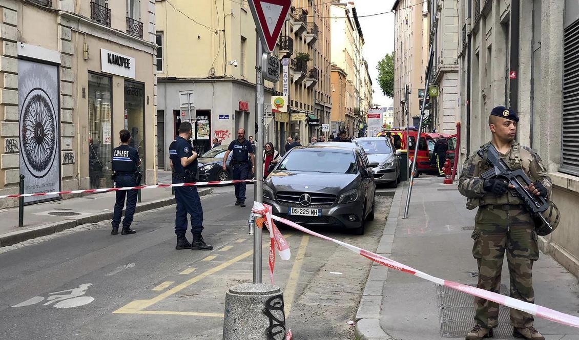 Franska soldater i området där explosionen inträffad. Foto: Sebastien Erome/AP/TT