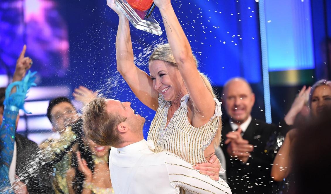 
Segerrusiga tog Kristin Kaspersen och Calle Sterner emot förstapriset, en glassko, i "Let's dance"-finalen. Foto: Fredrik Sandberg/TT                                                