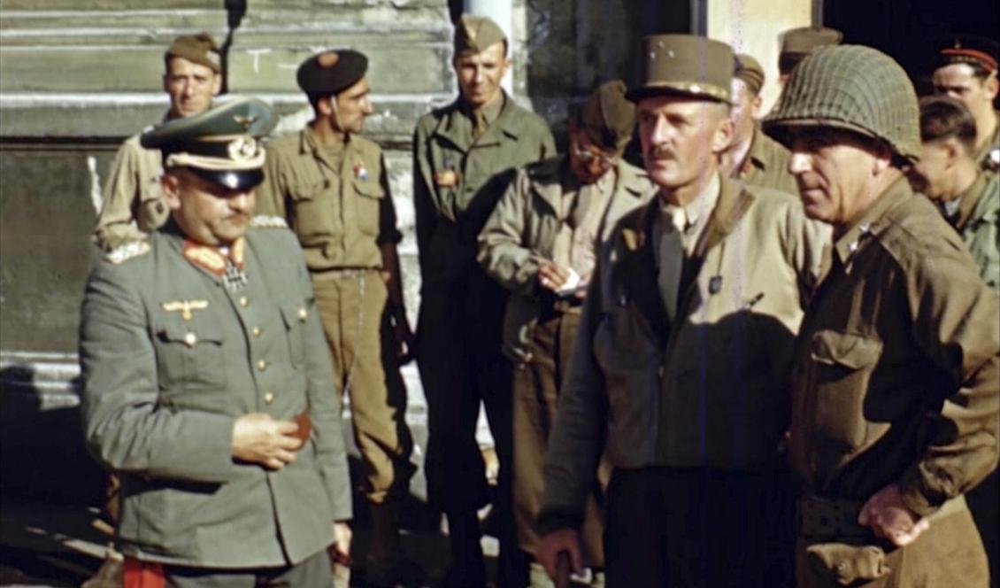 General Phillippe Leclerc, andra till höger, står med en tillfångatagen tysk officer på sin vänstra sida, efter befrielsen av Paris, augusti 1944. Foto: George Stevens/AP/TT