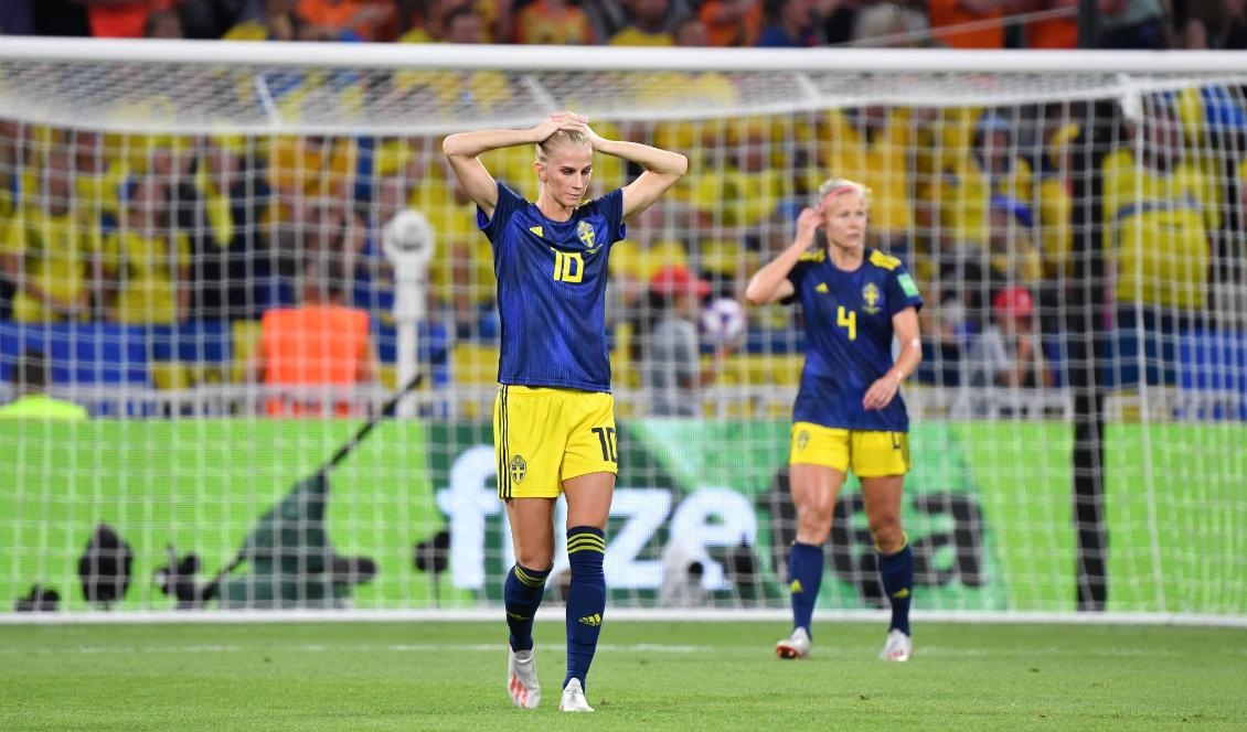

Sofia Jakobsson deppar efter att Nederländerna tagit ledningen mot Sverige i förlängningen. Foto: Jonas Ekströmer/TT                                                                                                