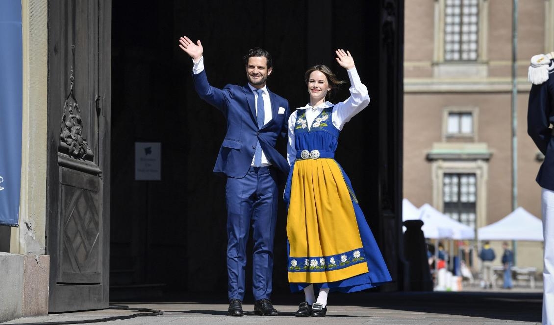 
Prins Carl Philip och prinsessan Sofia öppnar Kungliga slottet med anledning av Sveriges nationaldag. Foto: Jessica Gow/TT                                                