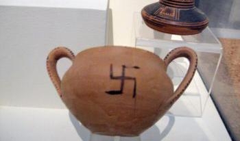 Ett exempel på en typ av keramik som bär svastikatecknet finns hos Nationella arkeologiska muséet i Aten. Foto: Neli Magdalini Sfigopoulou / The Epoch Times