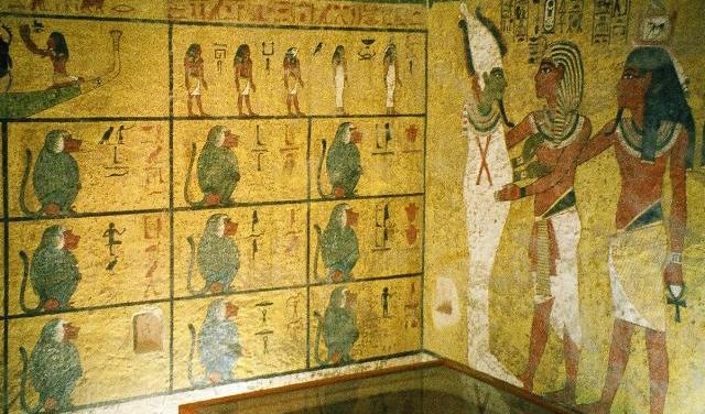 Sarkofagen av kung Tutankhamon, förblir tom i hans gravkammare i Konungarnas dal, efter att mumien placerats i en glasurna. Mumier av den härskande klassen upptäcktes innehålla nikotin och kokain, ämnen som bara ansågs finnas i Amerika på den tiden. Foto: Hajor/CC BY-SA 3.0