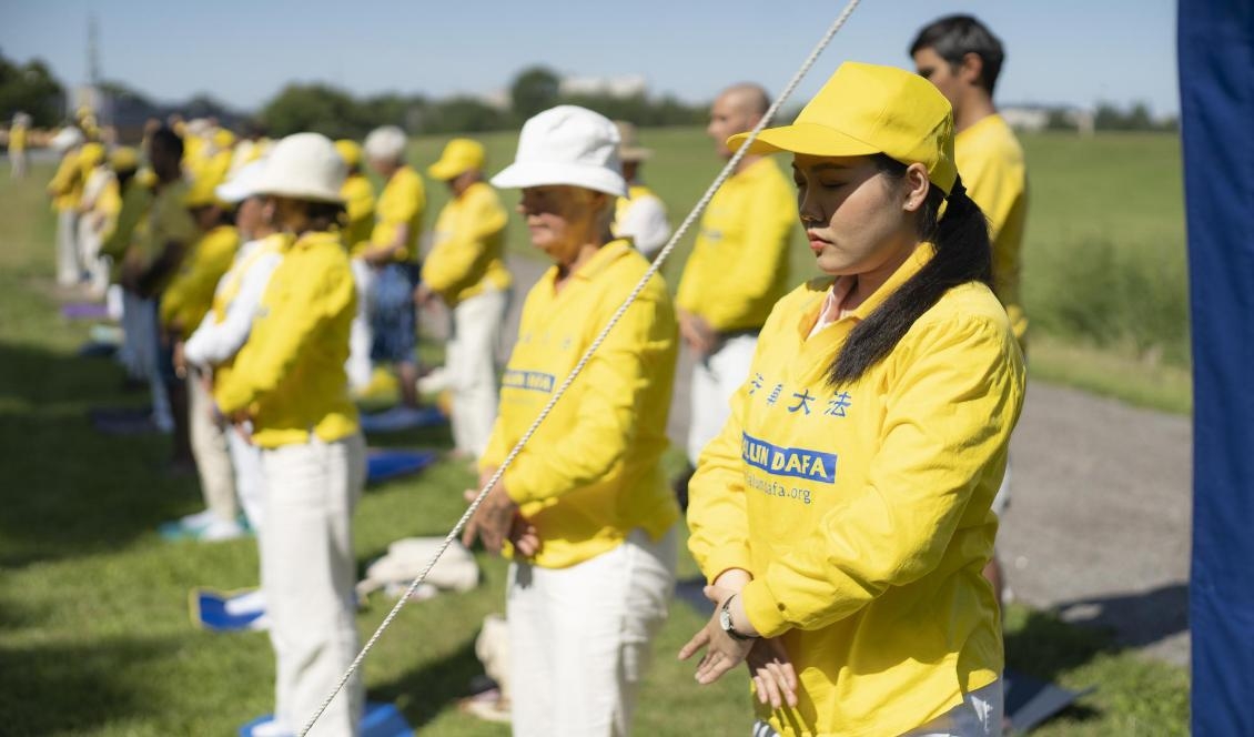 
Falun Gong-utövare håller en manifetstion utanför den Kinesiska ambassanden på Ladugårdsgärdet i Stockholm, den 20 juli 2019. Foto: Epoch Times                                                 