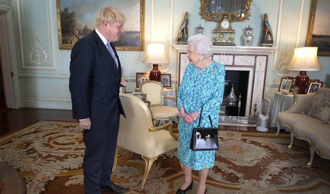 Boris Johnson och drottning Elizabeth II vid ett möte i juli. Nu har de talats vid igen. Foto: Victoria Jones/AP/TT-arkivbild
