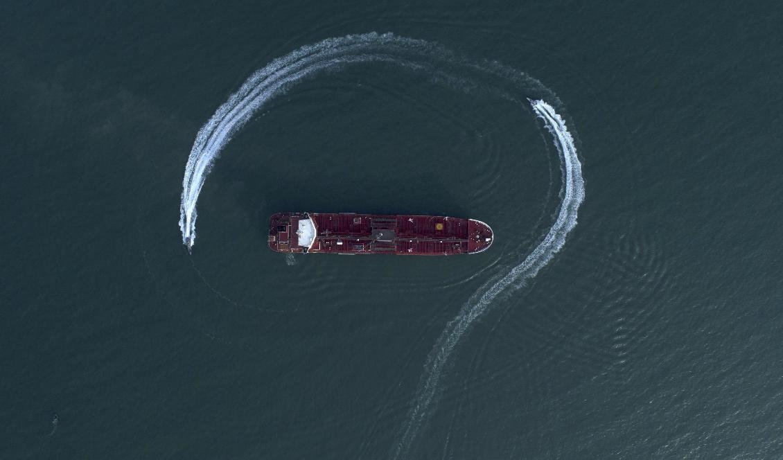 Stena Impero när fartyget omringas av iranska patrullbåtar innan det konfiskeras. Foto: Morteza Akhoondi/TT