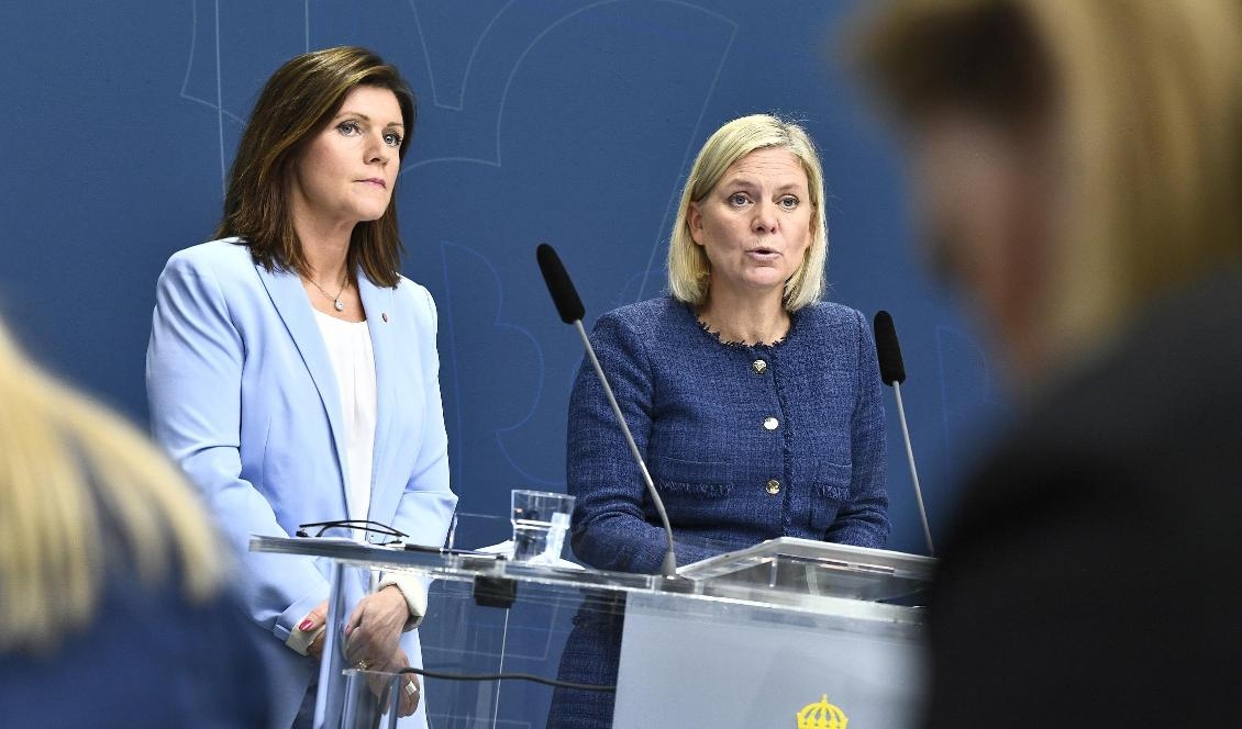Arbetsmarknadsminister Eva Nordmark (S) och finansminister Magdalena Andersson (S) håller pressträff för att presentera budgetnyhet om insatser för att få fler i arbete. Foto: Claudio Bresciani/TT