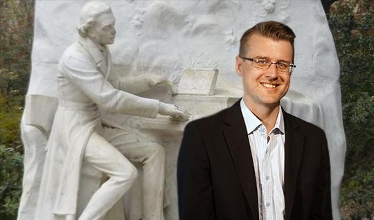 


Pianisten Henrik Kilhamn och en Chopin-skulptur.                                                                                                                                                