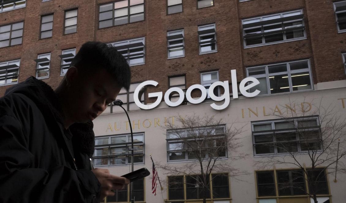 EU-kommissionen inleder en ny utredning av Google och Facebooks dataanvändning. Arkivbild av Googles högkvarter i New York. Foto: Mark Lennihan/AP/TT