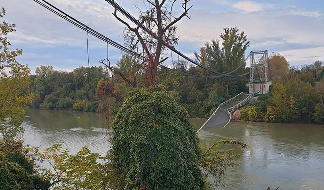 Två personer omkom när bron mellan Mirepoix-sur-Tarn och Bessières nära Toulouse kollapsade på måndagen. Foto: Olivier Le Corre/AP/TT