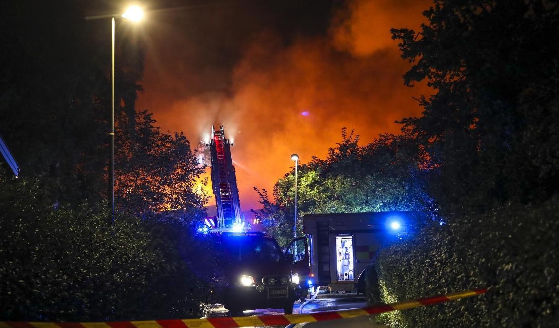 Slottsskogshallen i Göteborg blev totalförstörd i en brand som bröt ut vid 18-tiden på söndagskvällen. Foto: Adam Ihse/TT