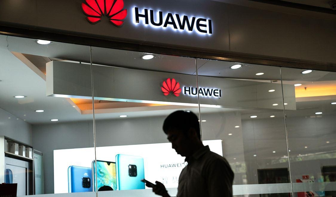 
En man går förbi en Huawei-butik i Peking den 23 maj 2019. Foto: Fred Duour/AFP via Getty Images                                                