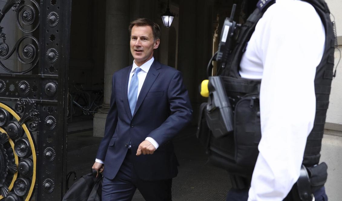 Storbritanniens utrikesminister Jeremy Hunt utanför 10 Downing Street i London i lördags. Foto: Aaron Chown/AP/TT
