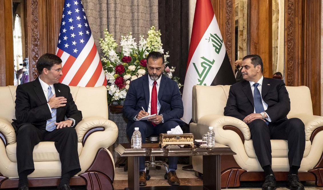 


USA:s försvarsminister Mark T. Esper (t.v.) träffar Iraks försvarsminister Naja al-Shammari (t.h.) i Bagdad i Irak den 23 oktober 2019. Foto: Sgt. Brandy Nicole Meija, DOD/U.S. Department of Defense/CC BY 2.0                                                                                                                                                