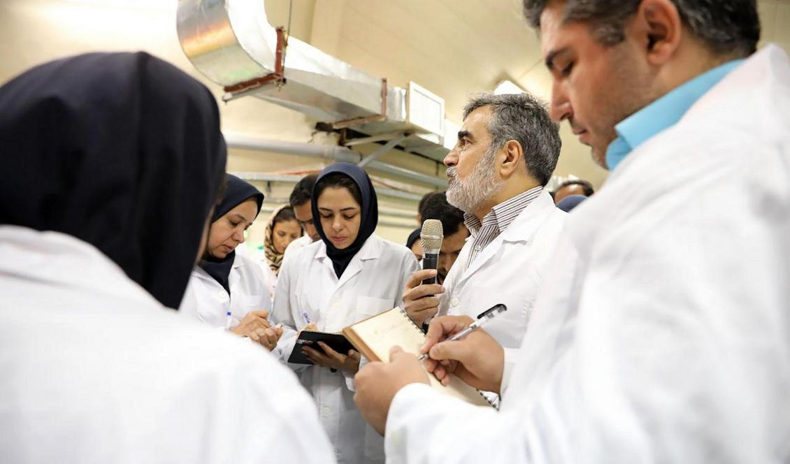 Irans atomenergiorganisations talesperson Behroz Kamalvandi (mitten) besöker en atomenergianläggning söder om Teheran. Bilden tillhandahålls av den statliga organisationen. Foto: Irans atomenergiorganisation/AP/TT