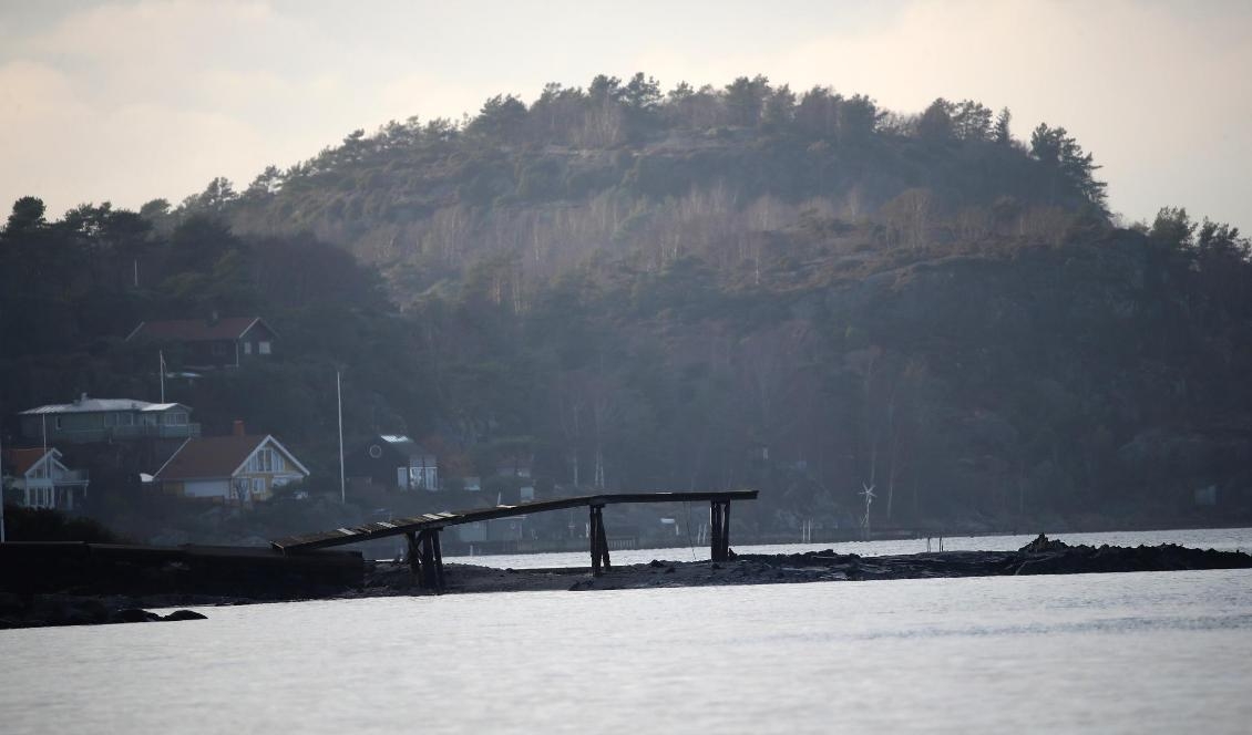 
Ett större jordskred har inträffat norr om Lökeberg i Kungälv. Jord- och lermassor har glidit ner i havet och bland annat skadat en mindre byggnad. Foto: Björn Larsson Rosvall/TT                                                