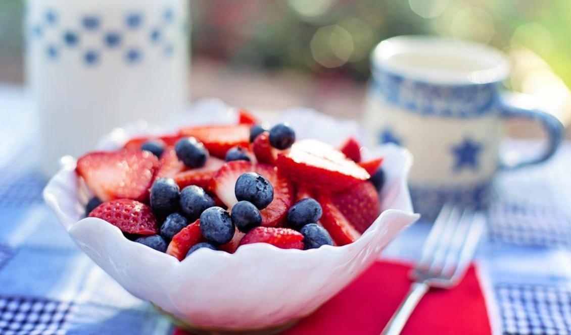



Blåbär innehåller antocyaniner, en grupp flavonoider som fungerar som antioxidanter och finns i rikliga mängder, bland annat i bärens färgpigment. Foto: Jill Wellington                                                                                                                                                                                            