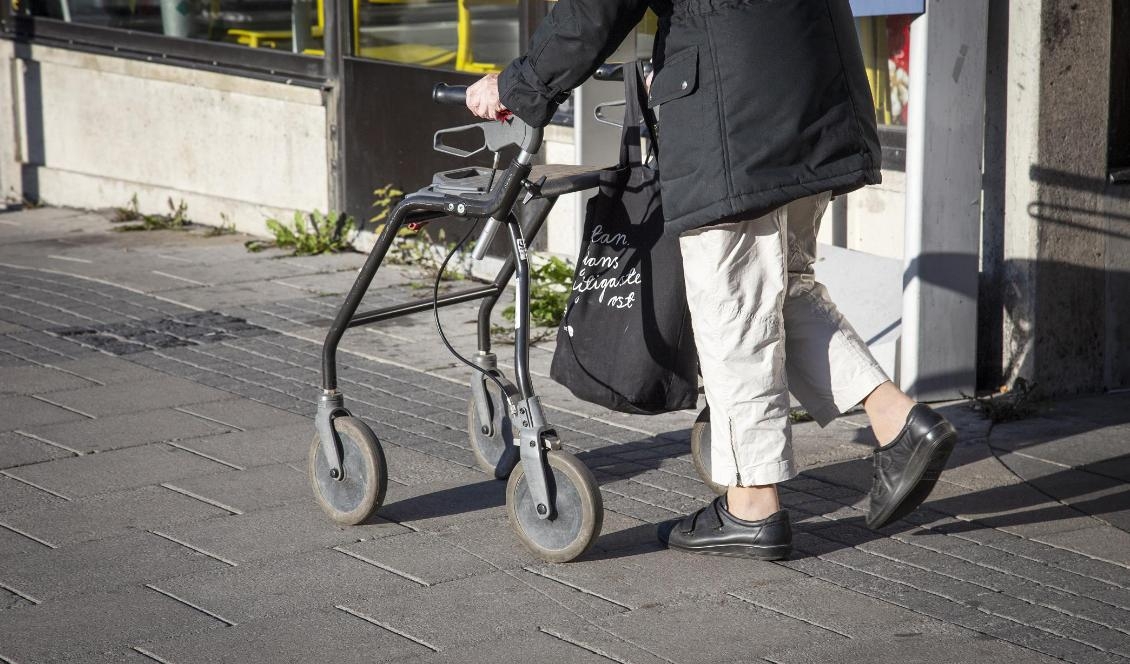 Den 1 december höjs åldern från vilken man har rätt att ta ut pension från 61 till 62 år. Foto: Helena Landstedt/TT-arkivbild