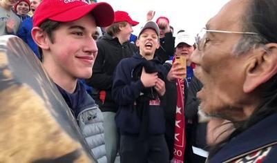 



Gymnasieelven Nick Sandmann och indianen Nathan Phillips vid Lincoln Memorial, Washington D.C. den 18 januari 2019. Foto: Skärmavbild                                                                                                                                                                                                